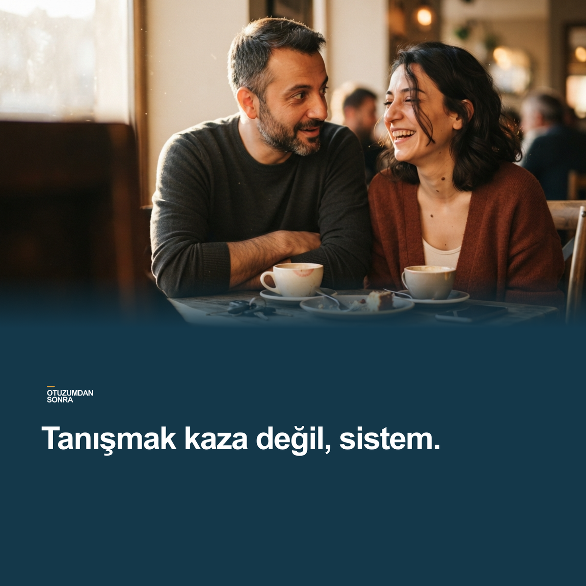 30 yaş üstü bir çift kafede sohbet ederken